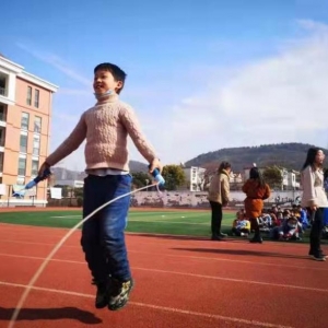 新华学校小学部开展阳光体育运动：跳绳比赛活动