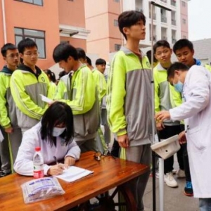 关爱学生，重视健康 ——巢湖市新华学校组织学生进行健康体检