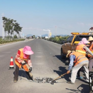 烈日下的巢湖公路人