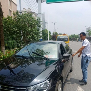 “黑头车”暴力抗法 打击“黑头车”绝不手软