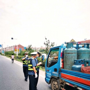 20罐装满液化气的货车 刚到巢湖苏湾就被逮个正着