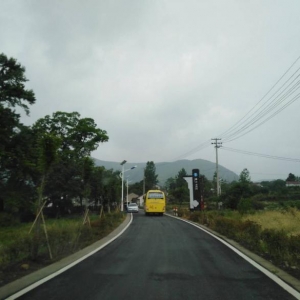 窄路变宽路，路好人心畅