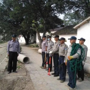 巢湖中庙街道强制拆解“三无”船只