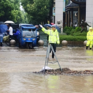 风雨中有一抹逆水而行的“警察蓝”，他们的坚守让群众更安心！