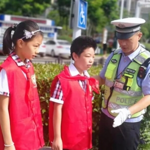 快看！今天上午，巢湖一群小学生融入巢湖交警队伍…