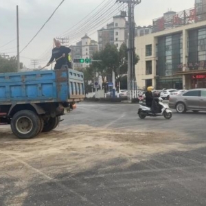 道路出现大量油污撒漏，巢湖多人“中招”