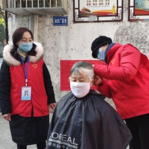 疫情期间理发难 志愿者“义剪”受好评