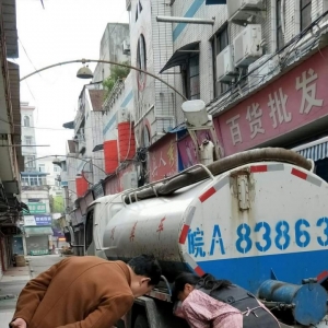 商业街下水道频发"肠梗阻" 南巢街社区成"医生"