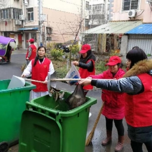 卧牛山街道花园社区开展楼道清杂志愿服务活动