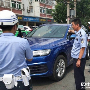 巢湖一司机驾驶奥迪停路中间睡觉，原来是喝大了