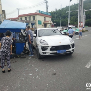 巢湖水泥厂大门口发生一起交通事故