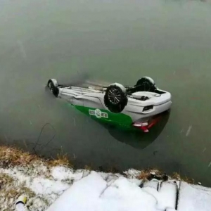 巢湖一出租车雪天打滑侧翻进湖中 驾驶员不幸身亡