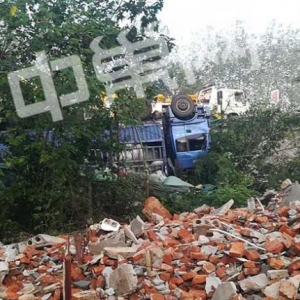 巢湖夏阁冲里徐高速段发生车祸 货车司机当场死亡